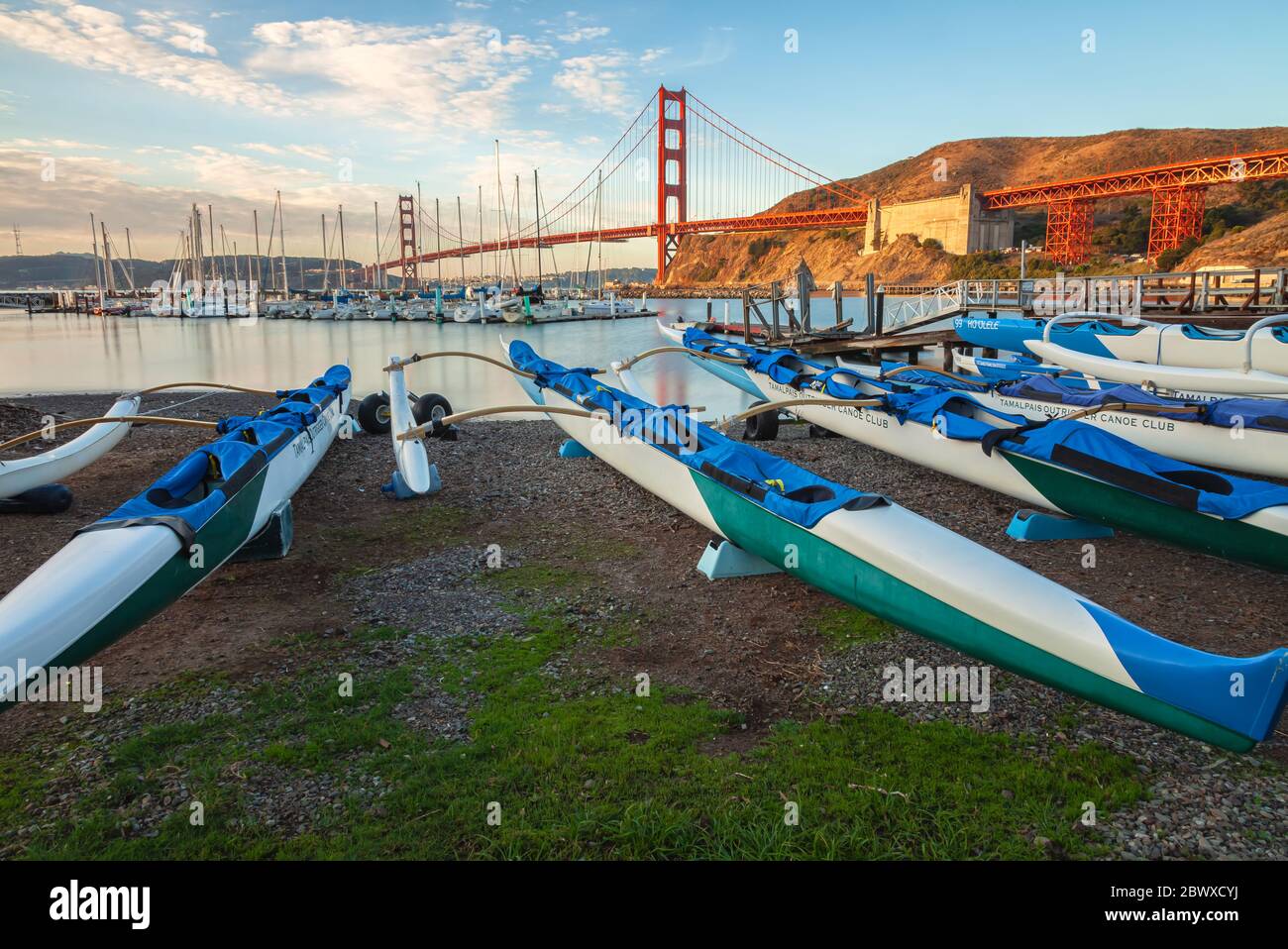 Il Golden Gate Bridge di mattina presto, visto da Cavallo Point a Fort Baker, Sausalito, California, Stati Uniti. Foto Stock