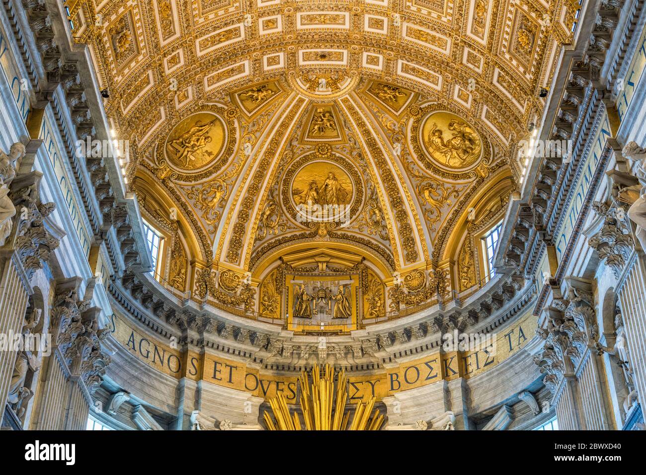Soffitto dorato nell'abside della Basilica di San Pietro a Roma. Foto Stock