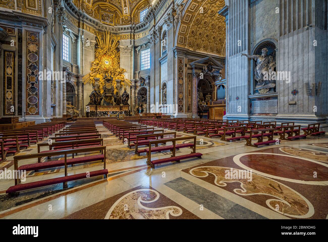 Abside con la Cattedra di San Pietro di Gian Lorenzo Bernini, nella Basilica di San Pietro a Roma. Foto Stock