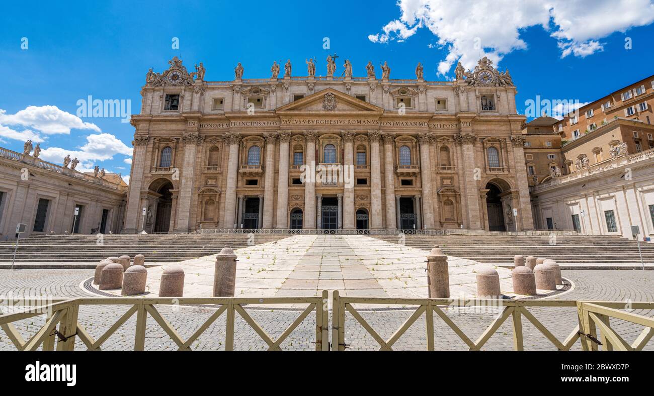 Basilica di San Pietro a Roma in una soleggiata mattina estiva, Italia. Foto Stock