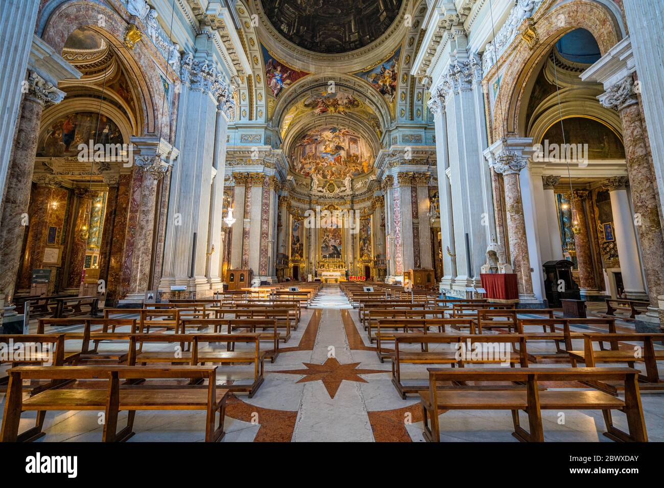 Vista interna nella Chiesa di Sant'Ignazio di Loyola (Sant'Ignazio da Loyola) a Roma. Foto Stock