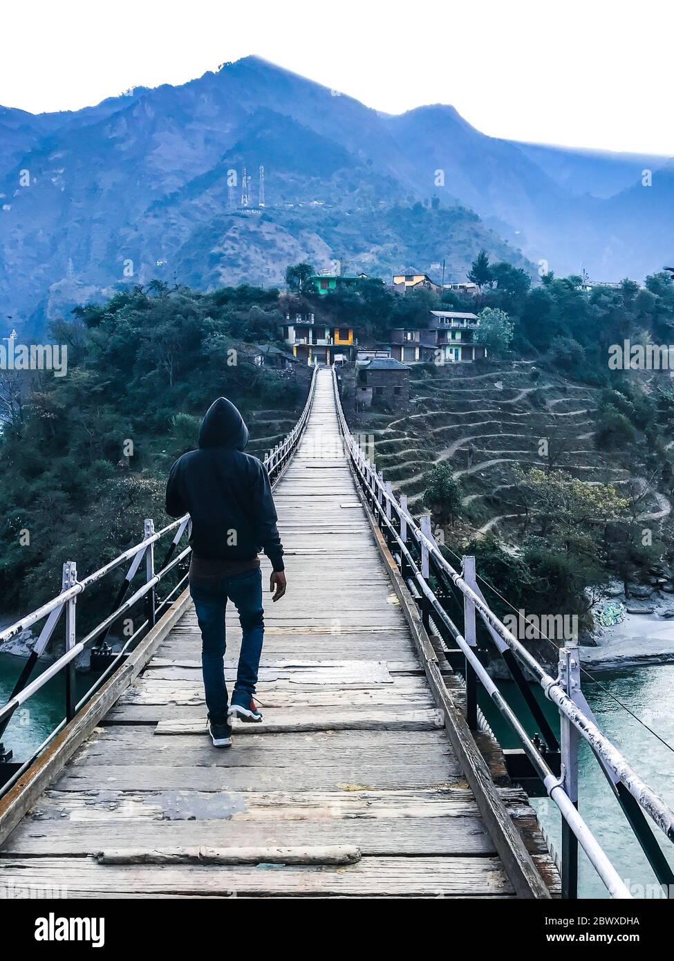 Meraviglioso ponte sospeso sul fiume Beas nel villaggio di Hanogi situato a Mandi, Himachal Pradesh, India. Montagne verdi di Himachal Pradesh in India. Foto Stock