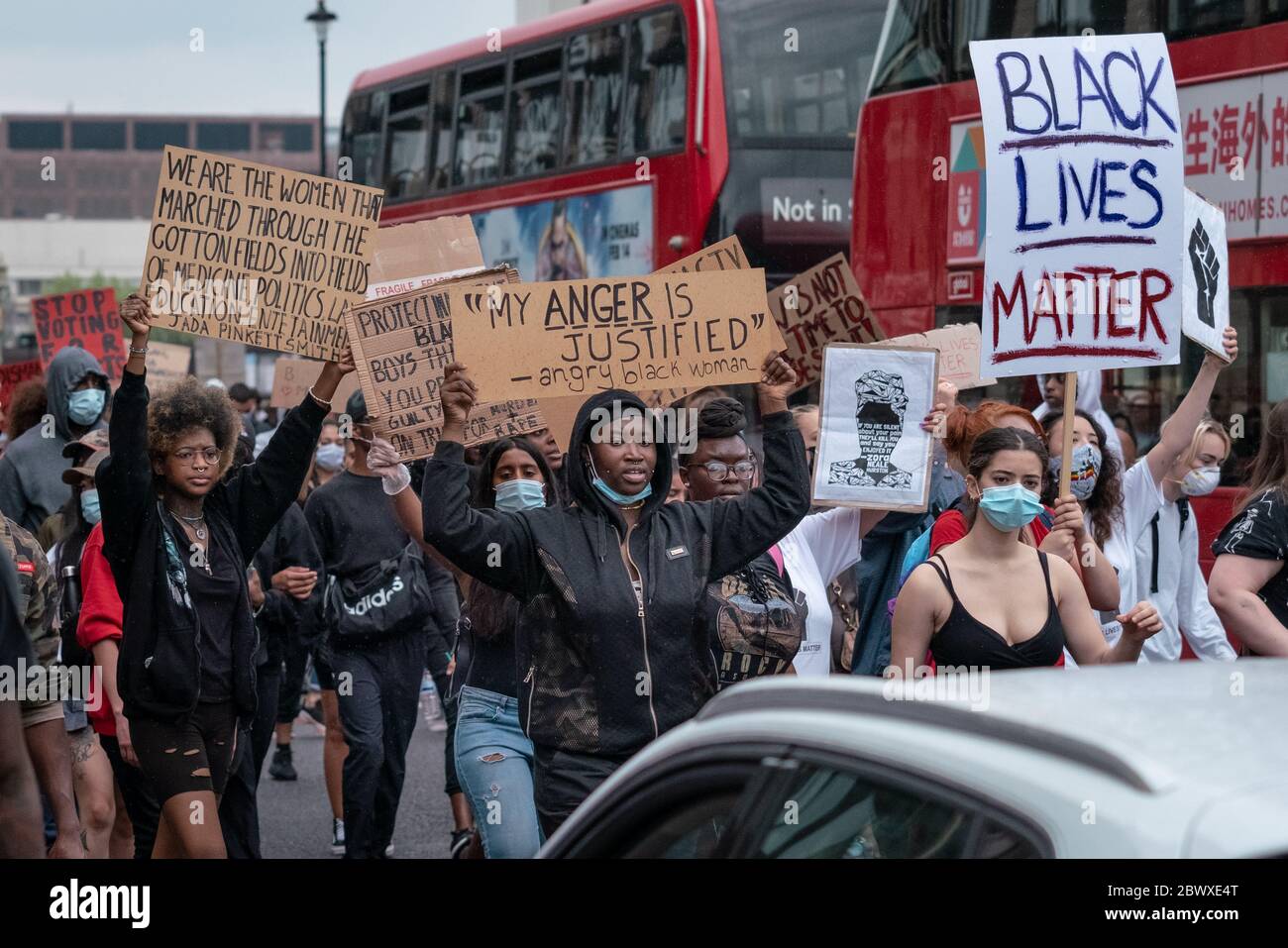 Migliaia di attivisti e sostenitori della Black Lives Matter (BLM) marciano a Wesminster per protestare contro la morte di George Floyd negli Stati Uniti. Foto Stock