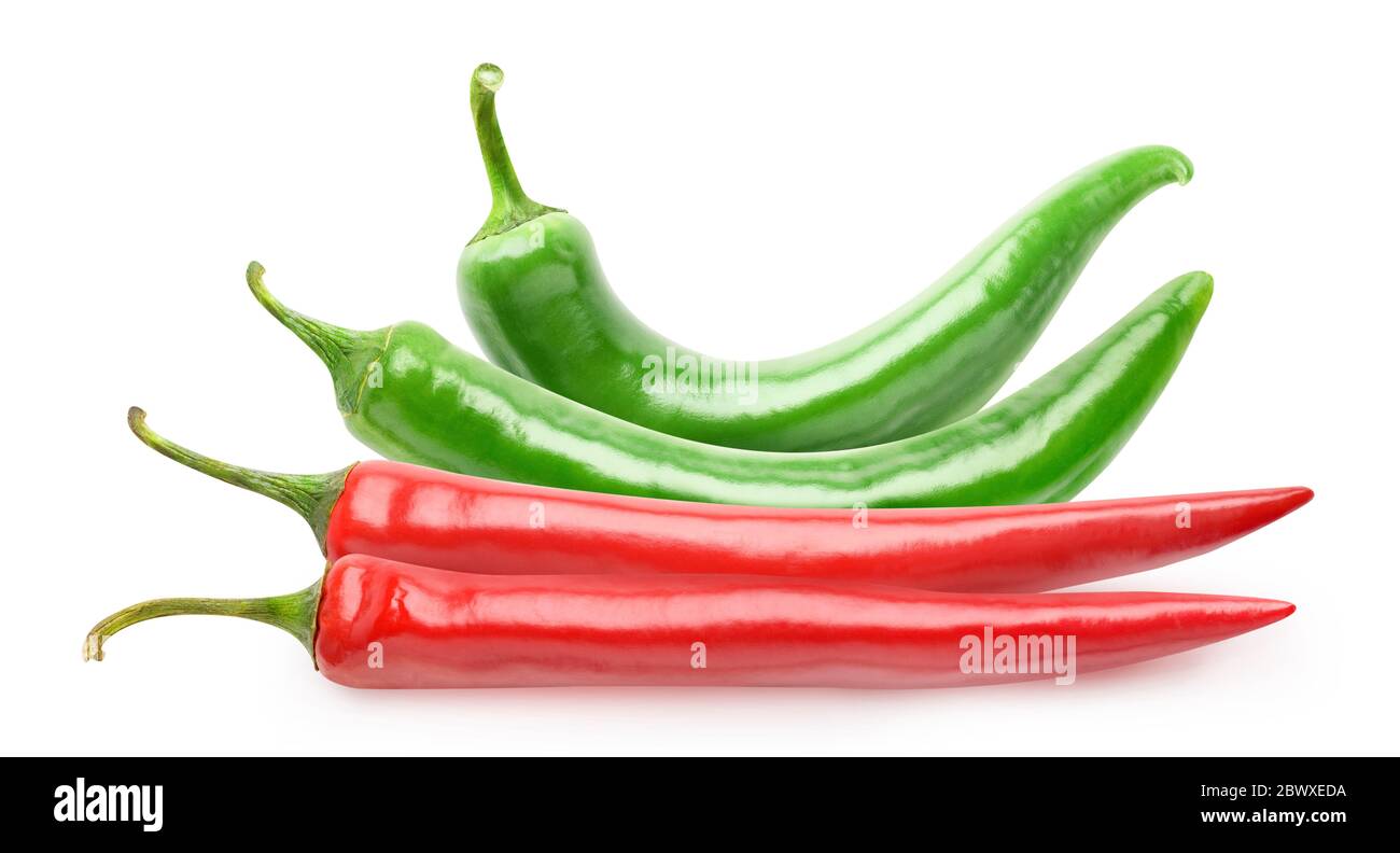 Pila di peperoncini rossi e verdi isolati su sfondo bianco Foto Stock