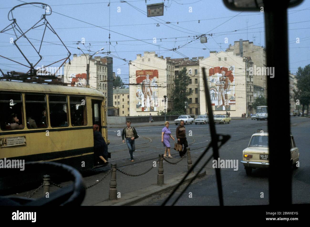 1983 Mosca - 'Gloria al lavoro' murales comunisti su blocchi di appartamenti in una zona urbana di Mosca, Russia Foto Stock