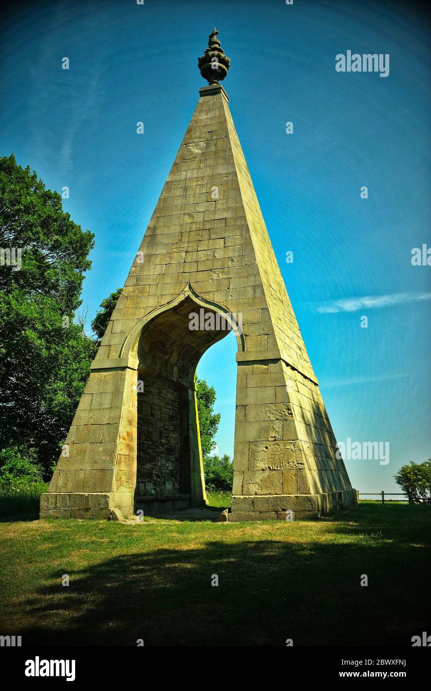 Occhio dell'ago una follia a forma di piramide costruita a Wentworth, Rotherham. Creduto essere stato costruito come parte di una scommessa che si leva in piedi 46ft alto. Foto Stock
