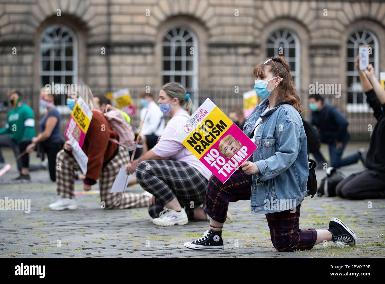 I manifestanti prendono parte alla protesta di solidarietà take A Knee for George Floyd organizzata da Stand Up to Racism Scotland, fuori dalla cattedrale di St Giles a Edimburgo in memoria di George Floyd, ucciso il 25 maggio mentre era in custodia di polizia nella città americana di Minneapolis. Foto Stock