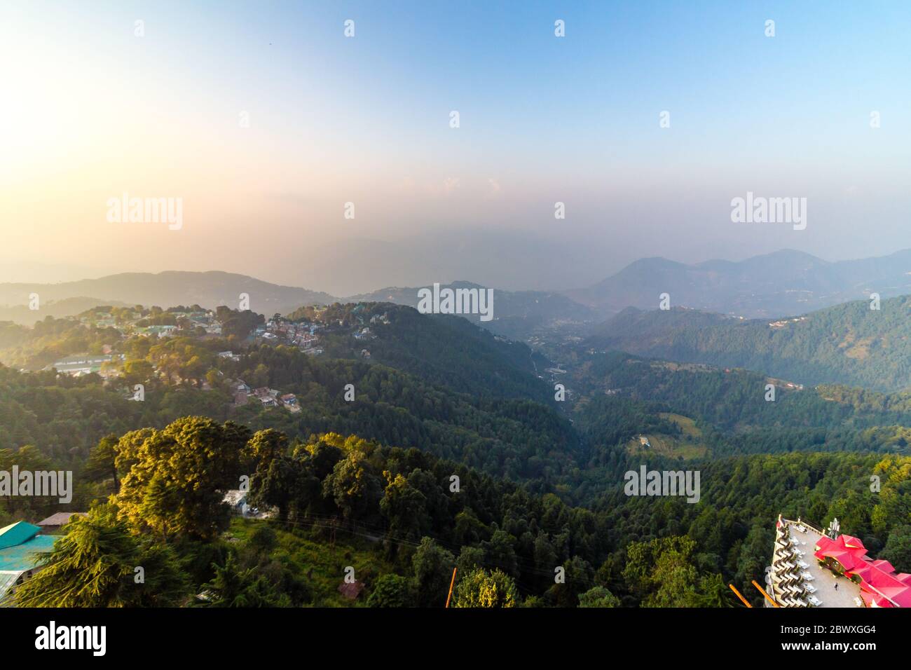 Dalhousie in Himachal Pradesh, India - veduta aerea della bellezza naturale intorno alle montagne verdi situate in Dalhousie di Himachal Pradesh in India. Foto Stock