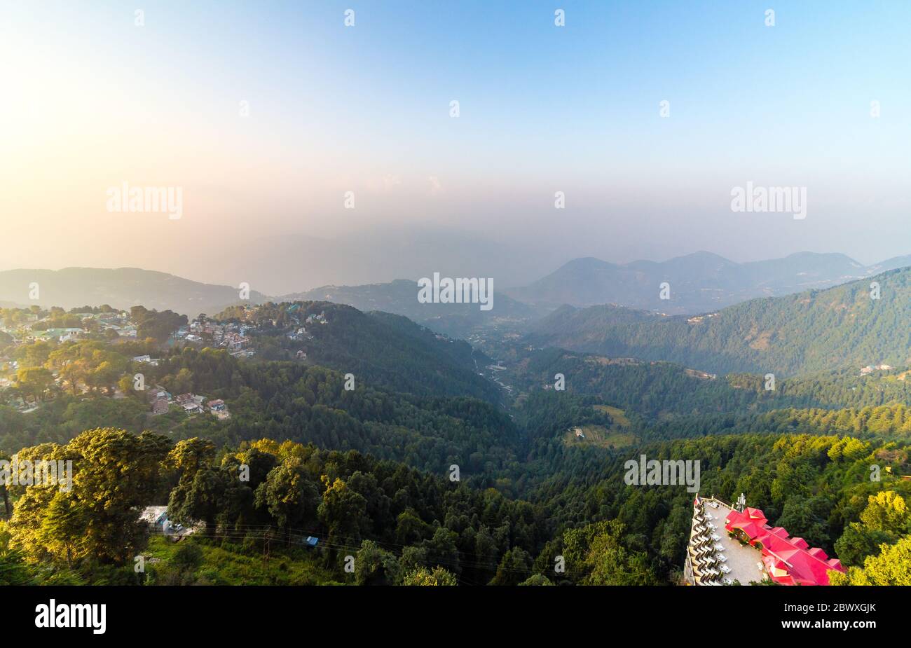 Dalhousie in Himachal Pradesh, India - veduta aerea della bellezza naturale intorno alle montagne verdi situate in Dalhousie di Himachal Pradesh in India. Foto Stock