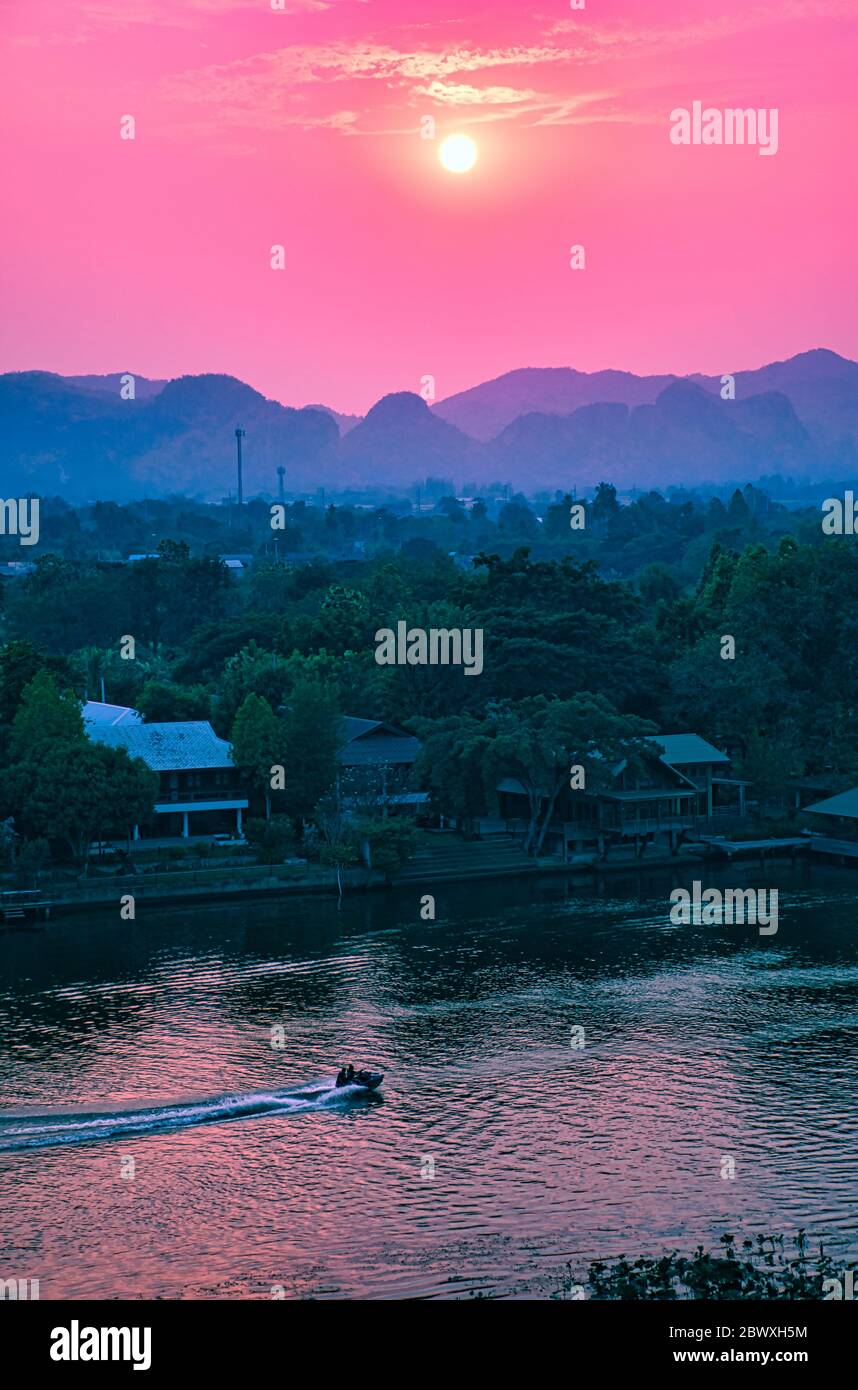 Bellissimo tramonto rosa incandescente sul fiume Kwai a Kanchanaburi Foto Stock