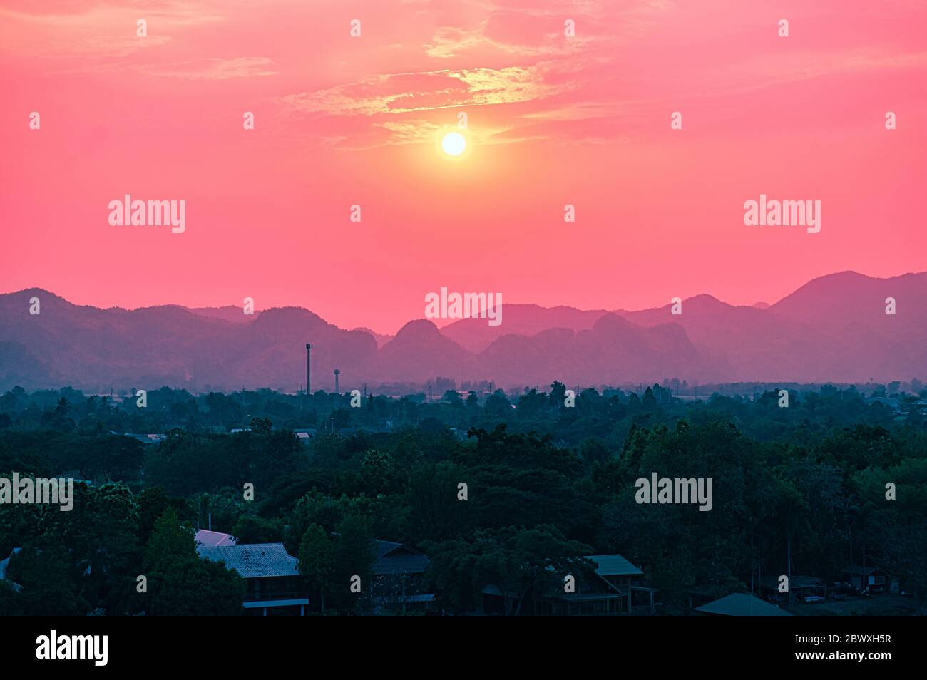 Bellissimo tramonto rosa incandescente sul fiume Kwai a Kanchanaburi Foto Stock