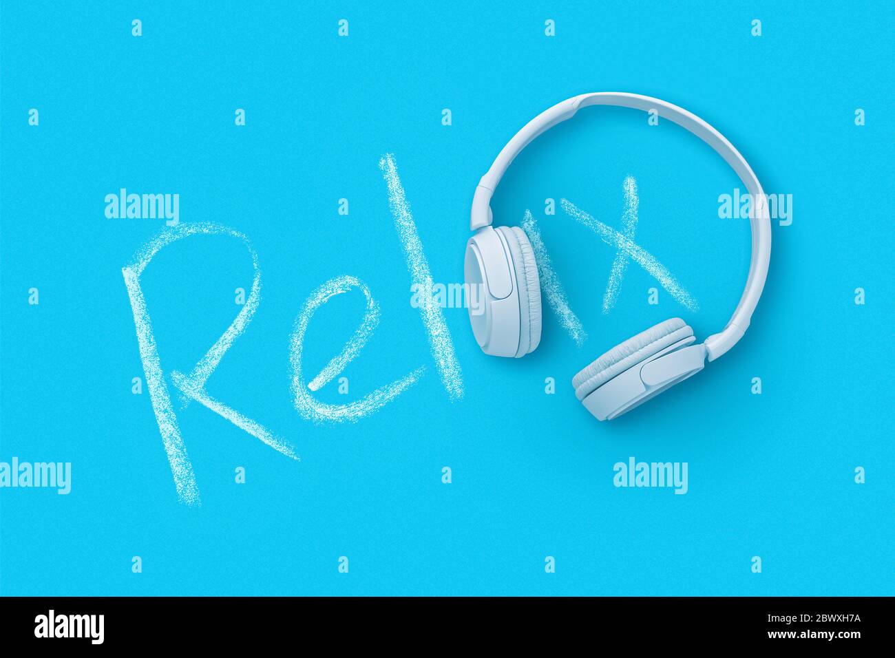 Cuffie senza fili bianche piatte su sfondo blu e scritte a mano in gesso  relax Foto stock - Alamy