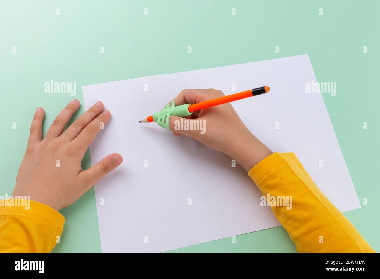 Tre dita punta penna pratica di tenuta, preschooler ragazzo scrittura compiti, strumento di correzione della scrittura a mano, formazione di scrittura, educazione dei bambini Foto Stock