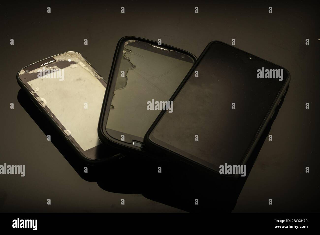 La foto mostra tre telefoni in primi piani di diversi modelli. Foto Stock