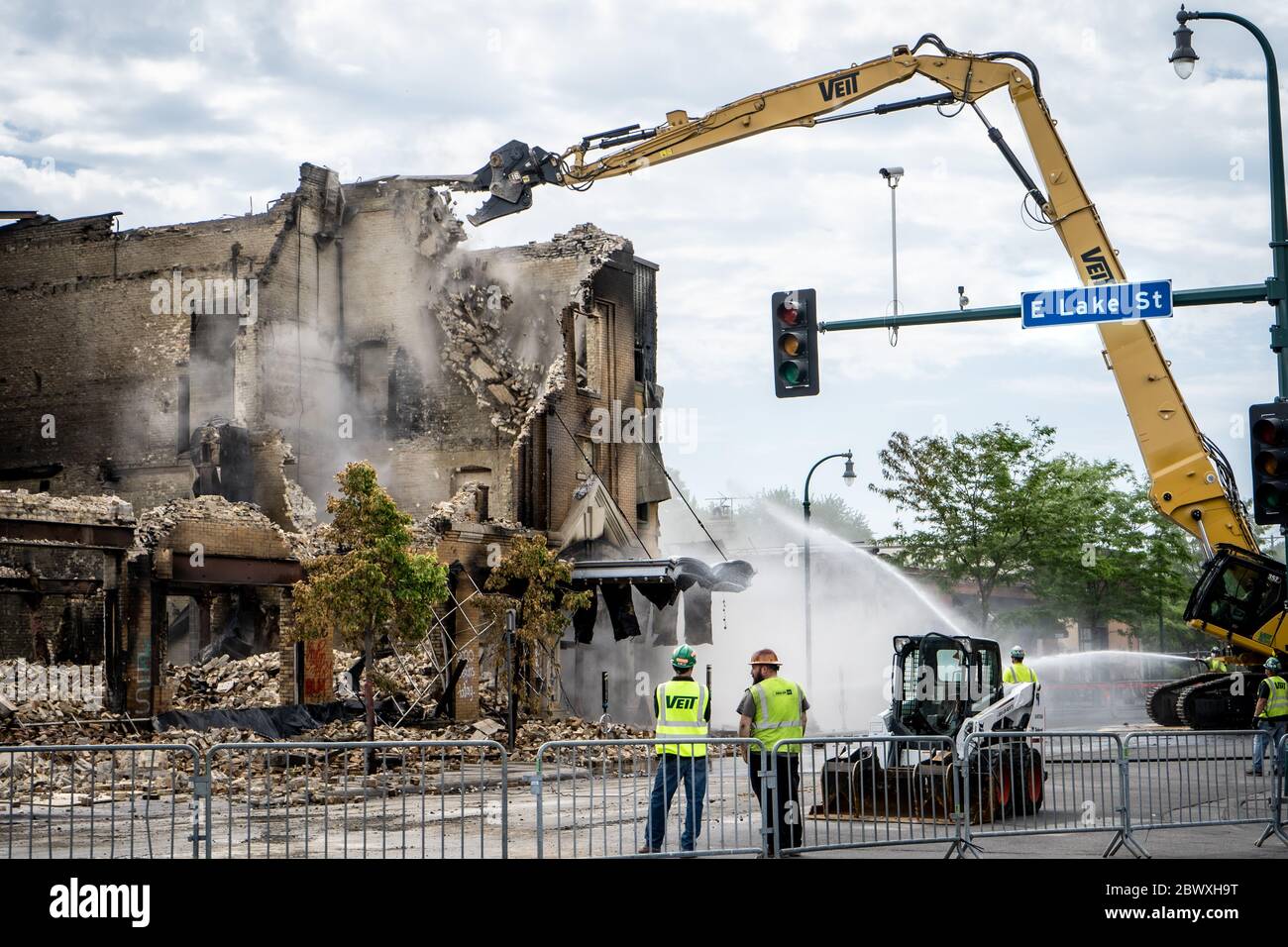 Minneapolis, Minnesota / USA - 2 giugno 2020: Edificio bruciato e vandalizzato catturato crollare in relitto la mattina dopo saccheggi e minneapoli Foto Stock