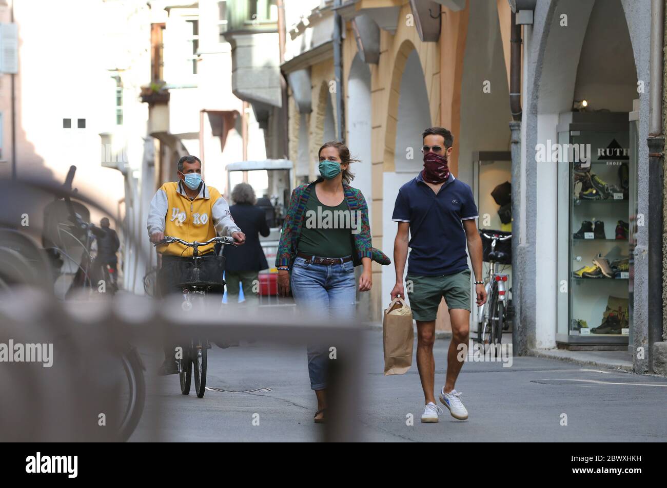 Bressanone, Italia. 03 giugno 2020. Persone con maschere facciali passeggiate attraverso la città vecchia. Dal 03.06.2020, i cittadini dell'UE hanno il permesso di tornare in Italia senza restrizioni e non devono entrare in quarantena. Credit: Karl-Josef Hildenbrand/dpa/Alamy Live News Foto Stock