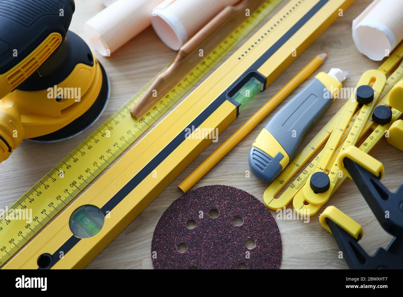Sul tavolo sono nuovi attrezzi carpentiere e designer Foto Stock