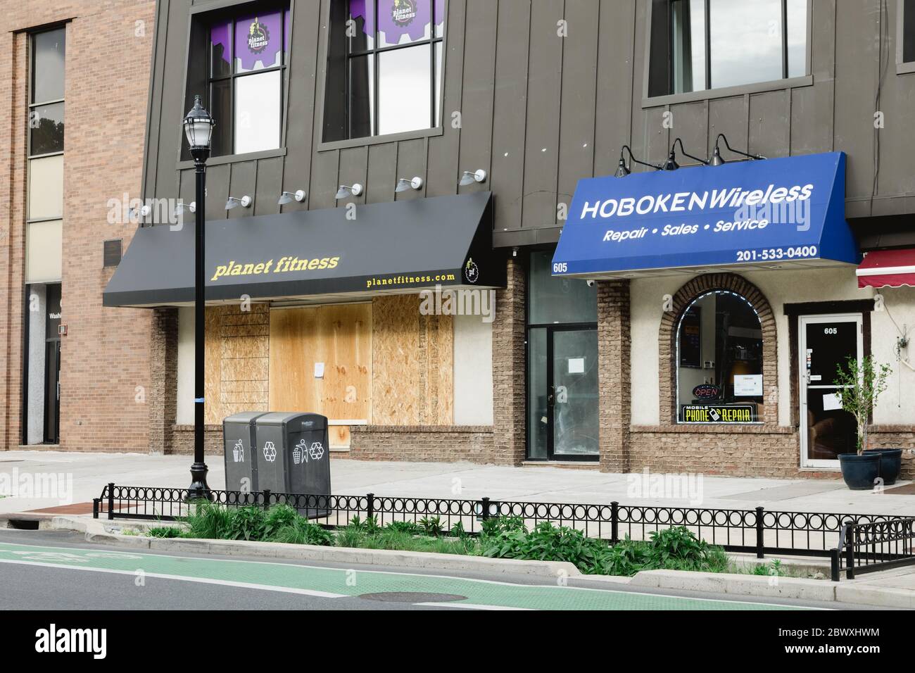 Hoboken, NJ / USA - 2 giugno 2020: Il piano di negozi Planet Fitness Gym è protetto con compensato in preparazione per la protesta George Floyd per Black Lives Matt Foto Stock