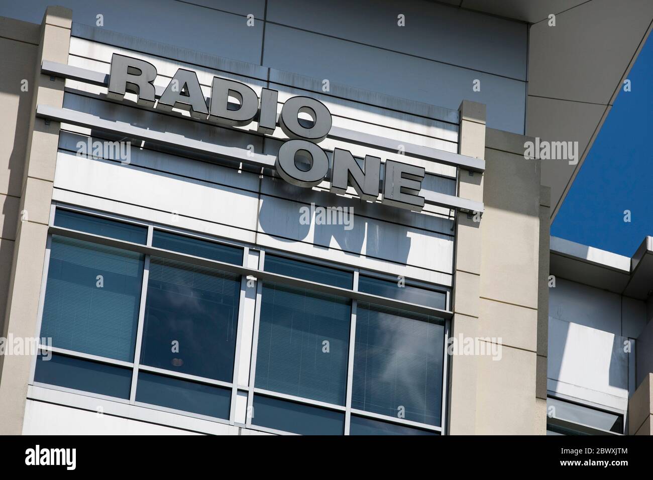 Un logo all'esterno della sede di radio One, conosciuta anche come Urban One, a Silver Spring, Maryland, il 23 maggio 2020. Foto Stock