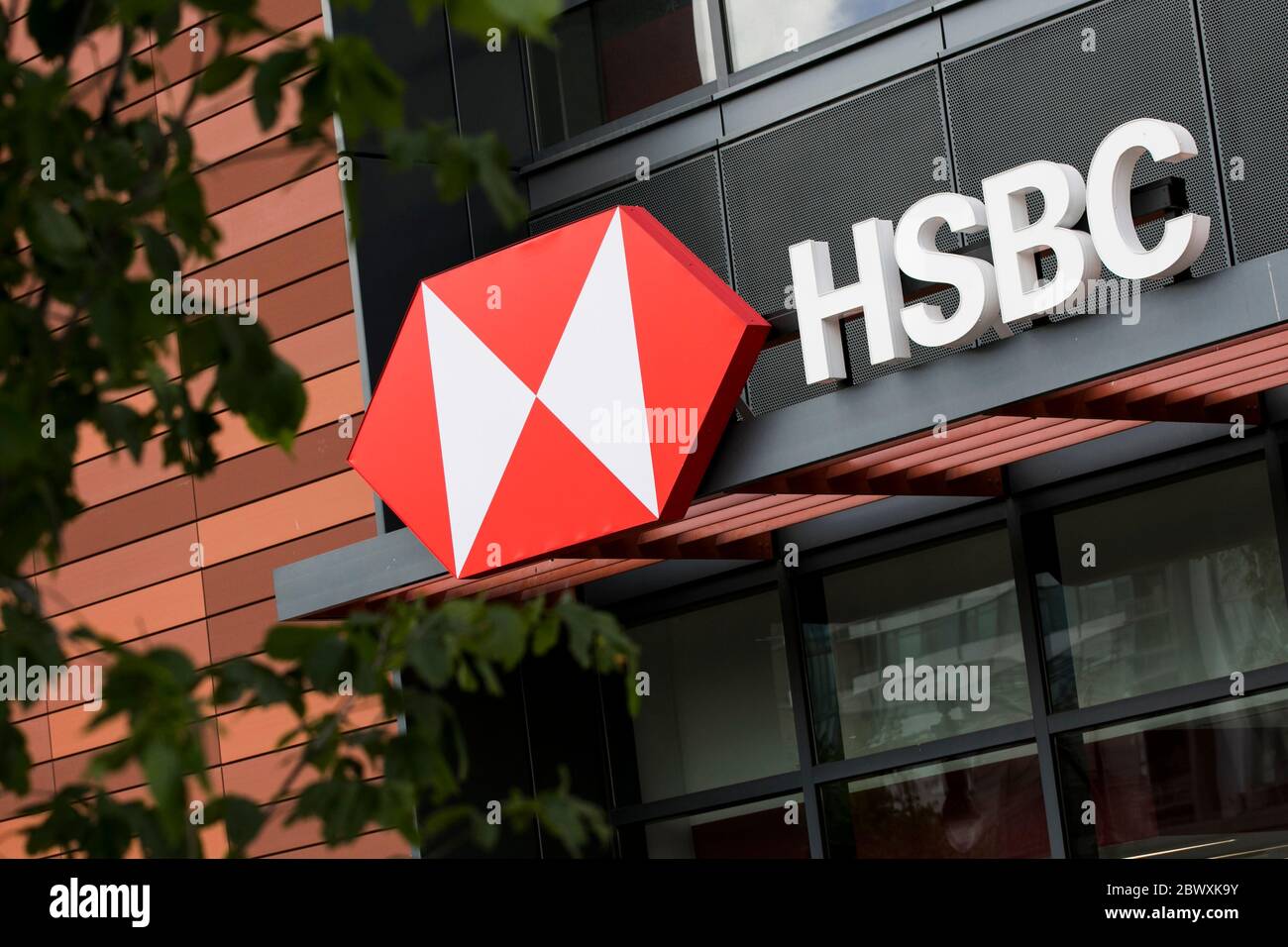 Un logo all'esterno di una filiale di HSBC Bank a Silver Spring, Maryland, il 23 maggio 2020. Foto Stock