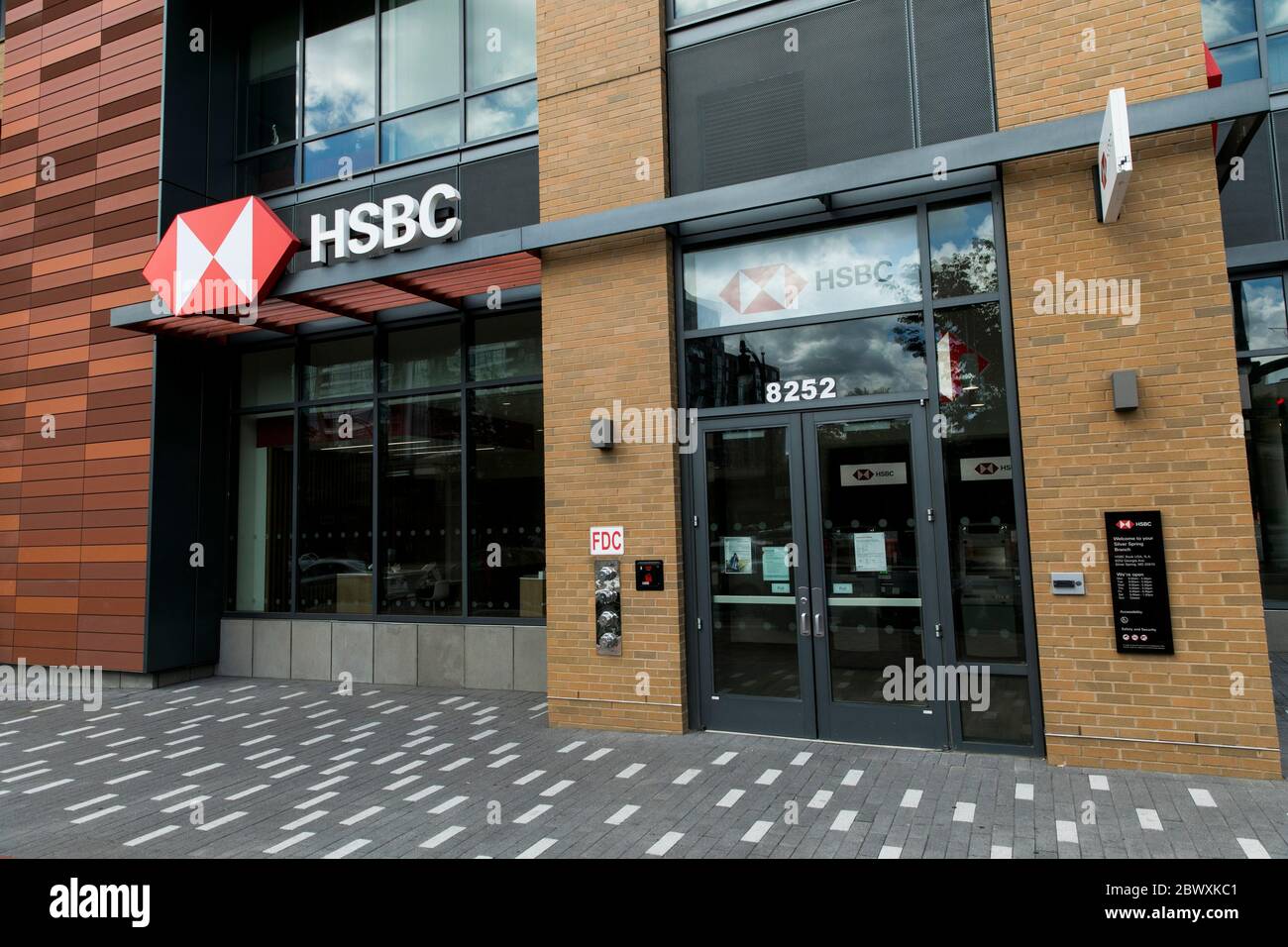 Un logo all'esterno di una filiale di HSBC Bank a Silver Spring, Maryland, il 23 maggio 2020. Foto Stock