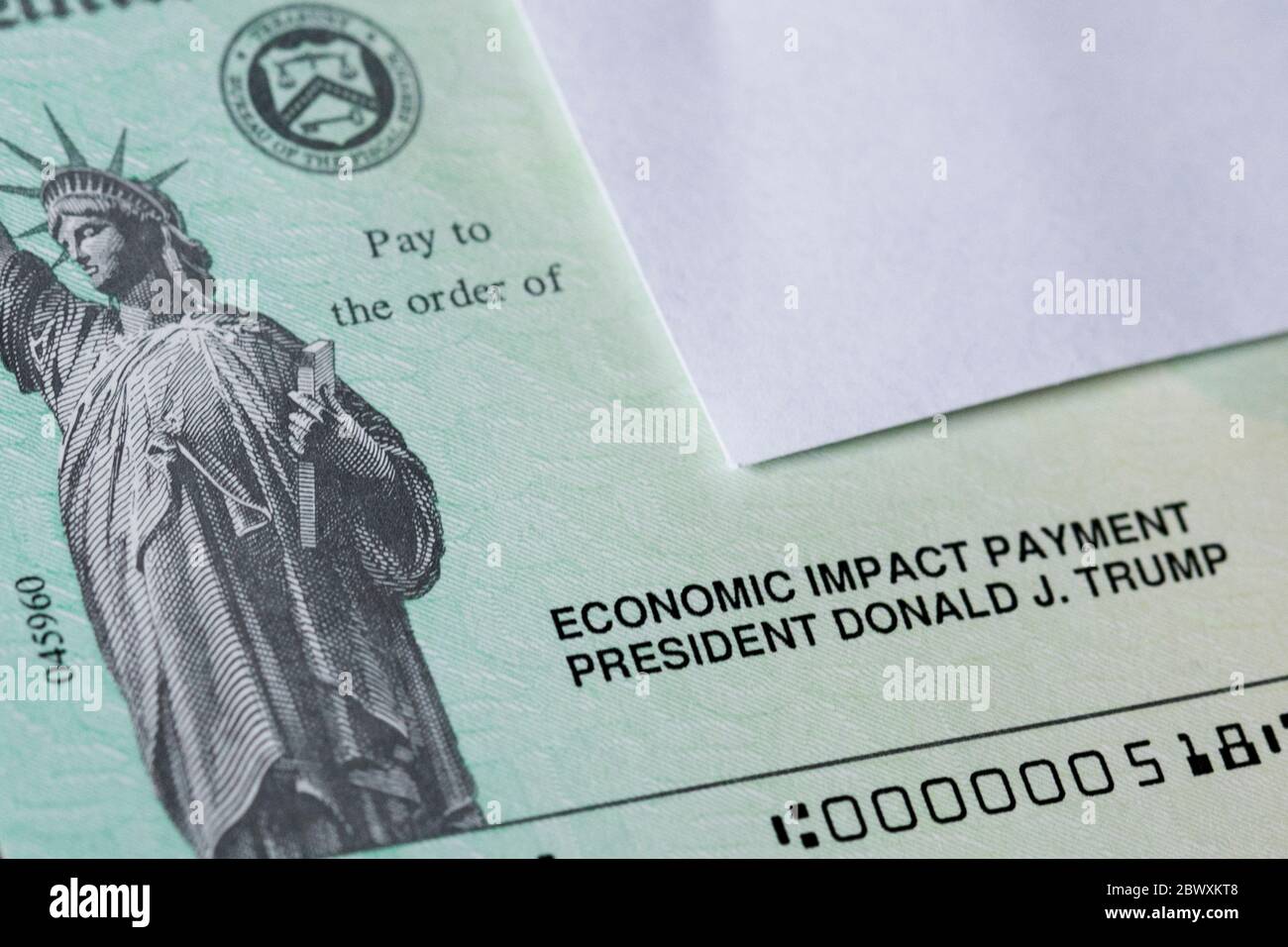 Una fotografia organizzata di un assegno di stimolo del governo federale degli Stati Uniti Coronavirus, noto anche come "pagamento di impatto economico" Foto Stock