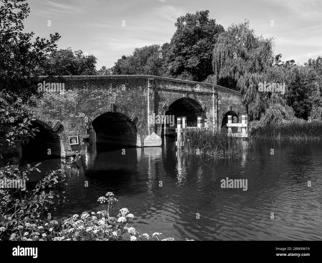 Paesaggio idilliaco bianco e nero, Sonning Bridge, Sonning, Reading, Berkshire, Inghilterra, Regno Unito, GB. Foto Stock