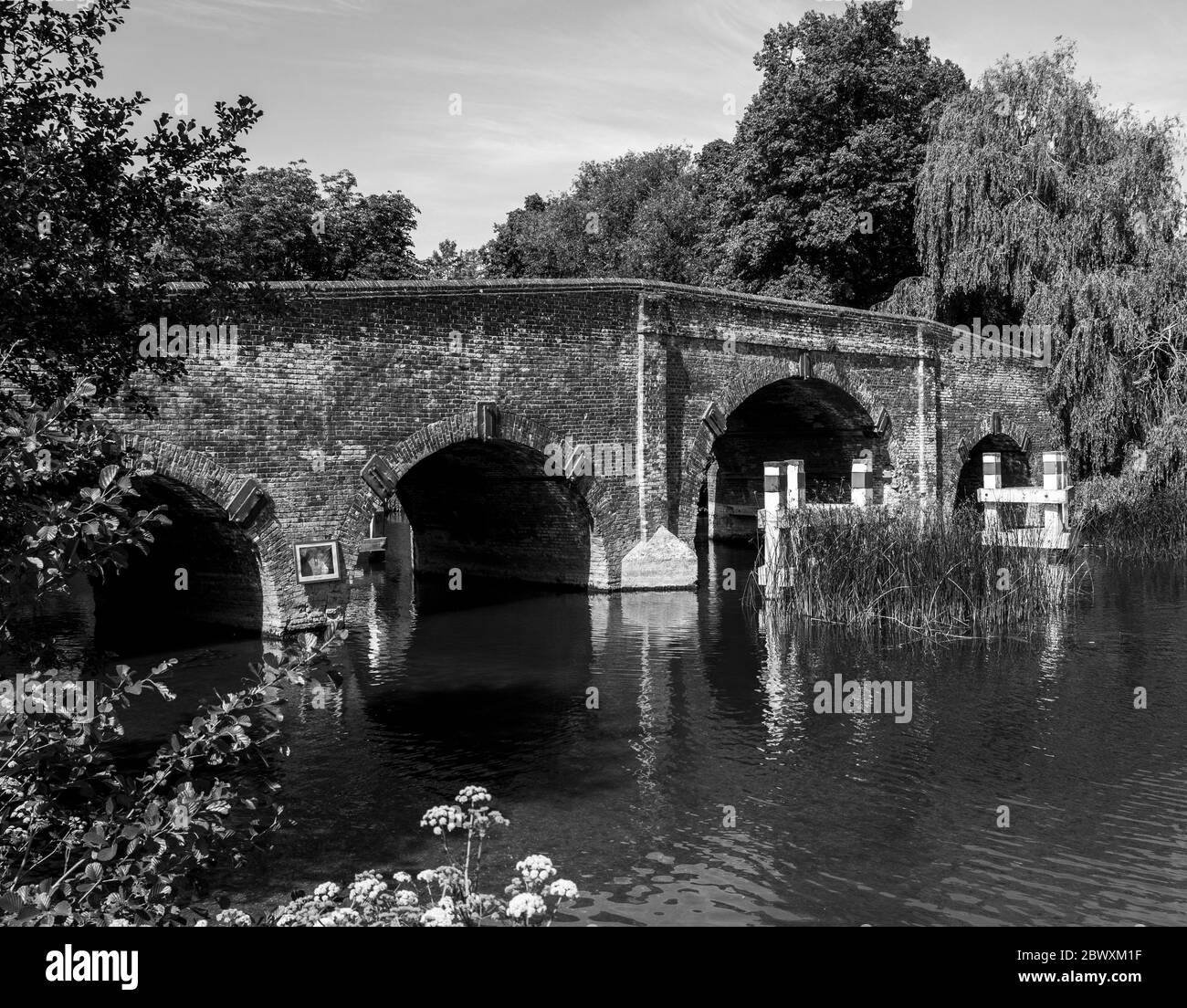 Paesaggio idilliaco bianco e nero, Sonning Bridge, Sonning, Reading, Berkshire, Inghilterra, Regno Unito, GB. Foto Stock