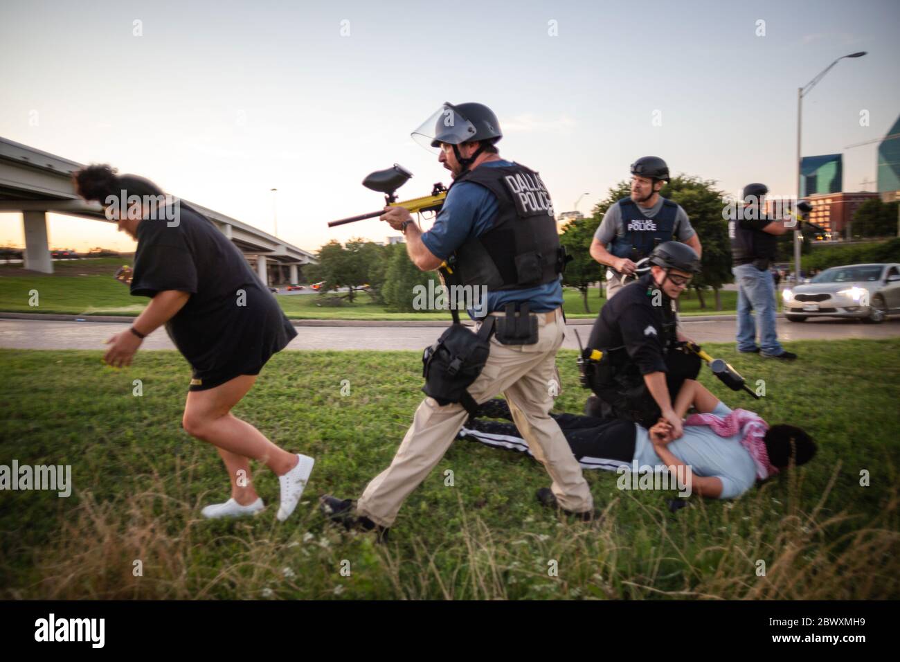 Dallas, Texas, Stati Uniti. 30 maggio 2020. Una donna viene sparata in stretta distanza con palle di pepe, da un ufficiale della polizia di Dallas prima che la polizia la arresti. Le proteste sono iniziate dopo un video che mostra che George Floyd è stato ucciso nella custodia della polizia a Minneapolis. La morte di Floyd ha scatenato proteste in tutto gli Stati Uniti. Credit: Chris Rusanowsky/ZUMA Wire/Alamy Live News Foto Stock