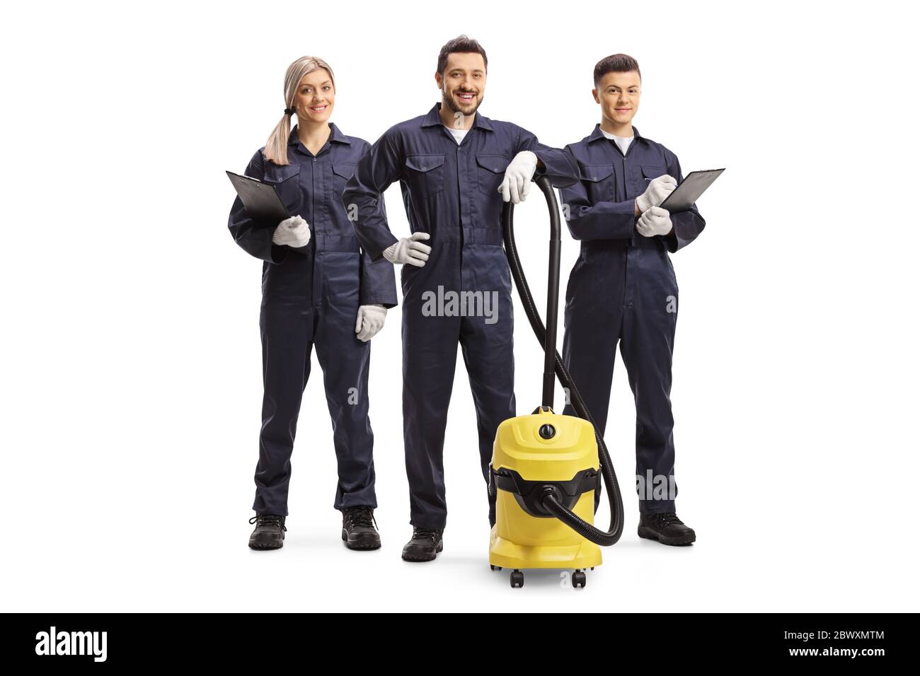 Squadra di lavoratori più puliti con un hoover professionale isolato su sfondo bianco Foto Stock