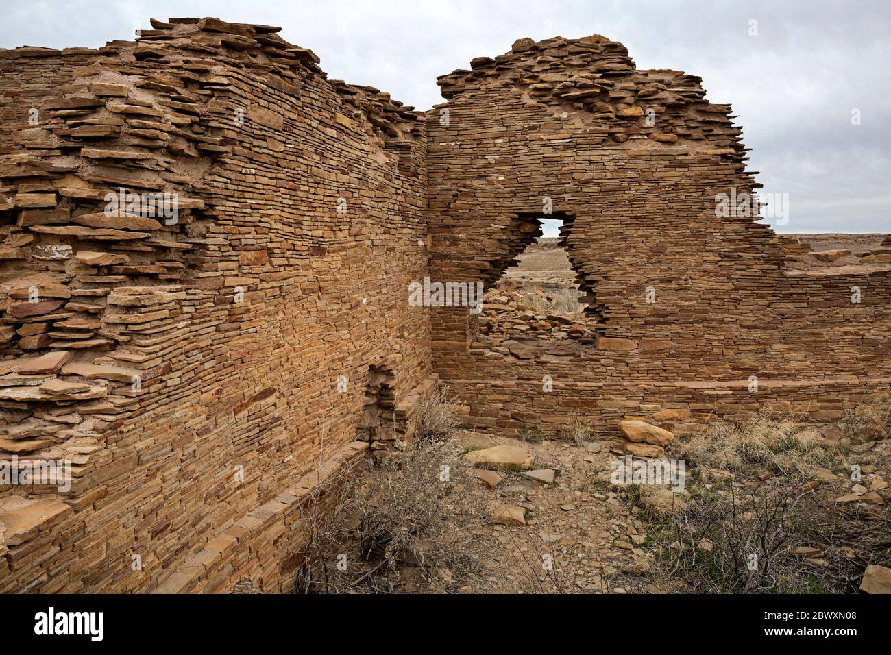 NM00426-00...NUOVO MESSICO - muro rotto nella grande casa non scavata del 900 anni Penasco Blanco ora parte della Chaco Cultura Nazionale Histori Foto Stock