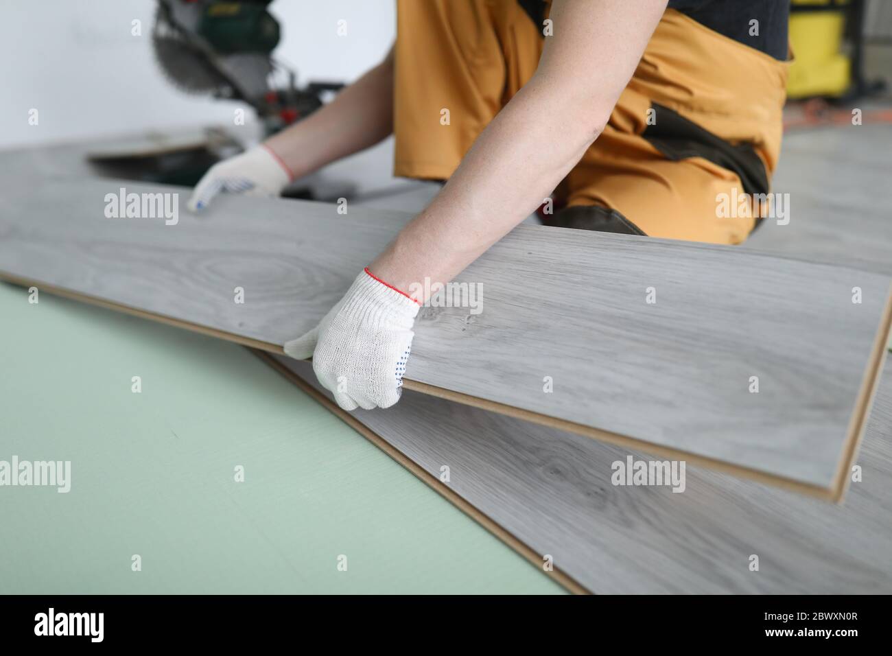 Repairman sostituisce l'appartamento con pannelli laminati Foto Stock