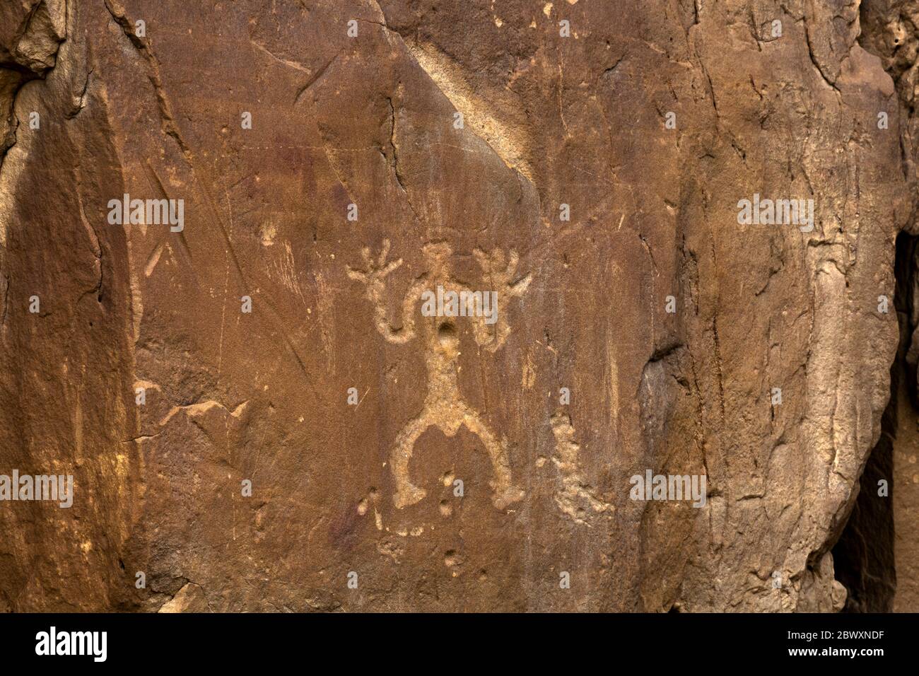 NM00435-00....NUOVO MESSICO - un petroglifico pettinato di un essere visto sul sentiero di Petroglyph nel Parco storico Nazionale della Cultura di Chaco. Foto Stock