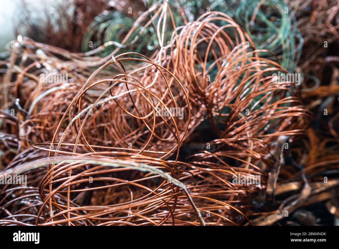 rottami di filo di rame provenienti dal riciclaggio di cavi elettrici con messa a fuoco selettiva Foto Stock