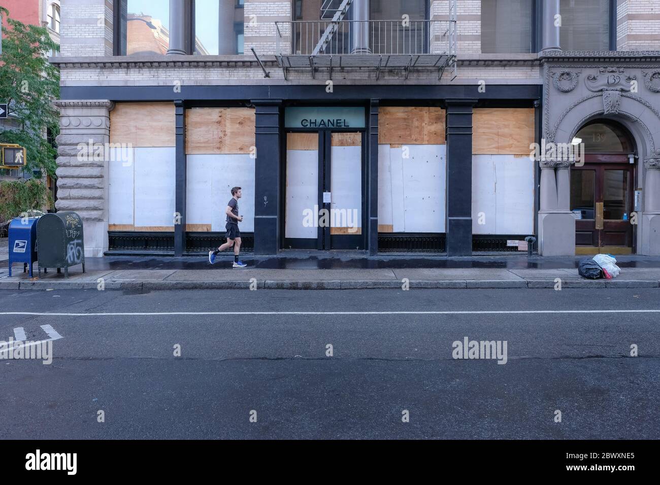 Un uomo scherza da un negozio Chanel a SOHO, a Lower-Manhattan la mattina dopo l'ottavo giorno delle proteste di George Floyd a New York City. Foto Stock