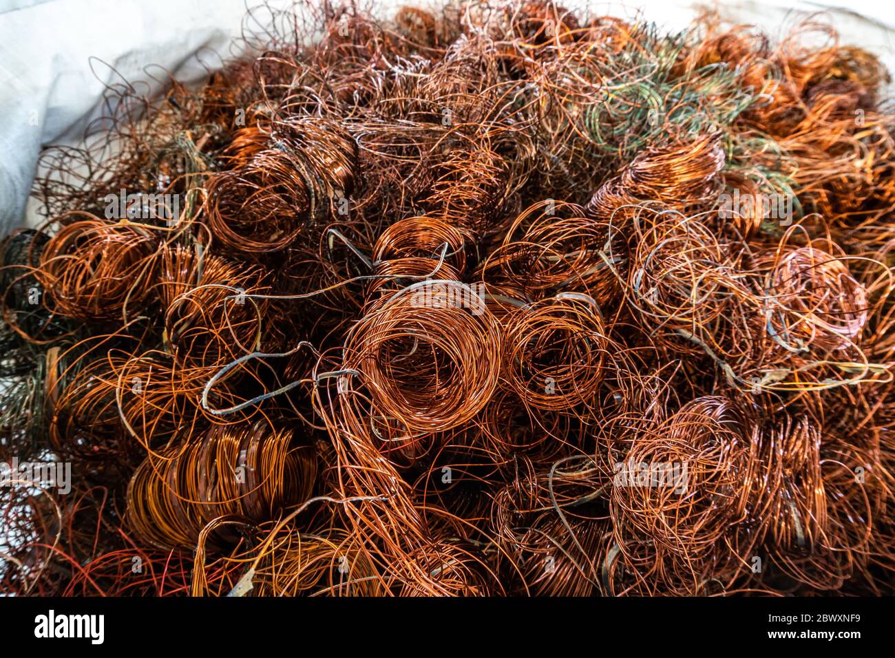 rottami di filo di rame provenienti dal riciclaggio di cavi elettrici con messa a fuoco selettiva Foto Stock