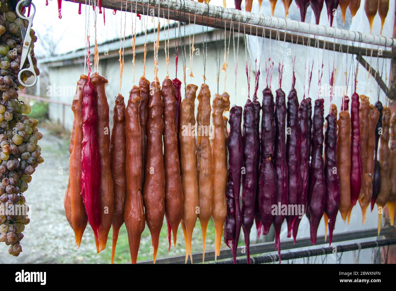 Specialità caucasiche nazionali dolci - churchkhela, pastila e spezie Foto Stock