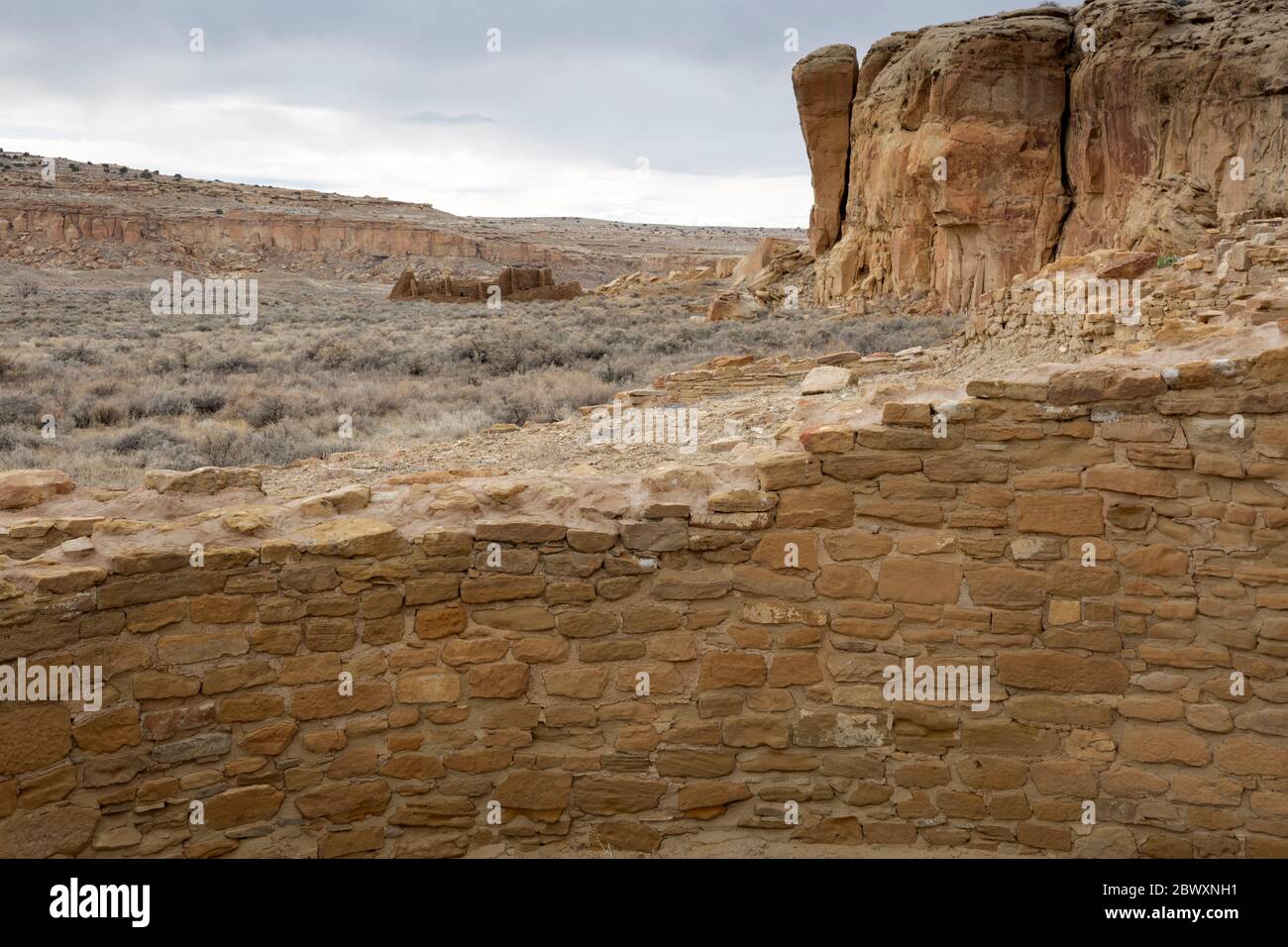 NM00438-00...NUOVO MESSICO - Vista di Pueblo Bonito dalla vicina Chetro Ketl, conservata nel Parco Nazionale Ispitorico della Cultura Chaco, un Sito Patrimonio Mondiale dell'Umanita'. Foto Stock
