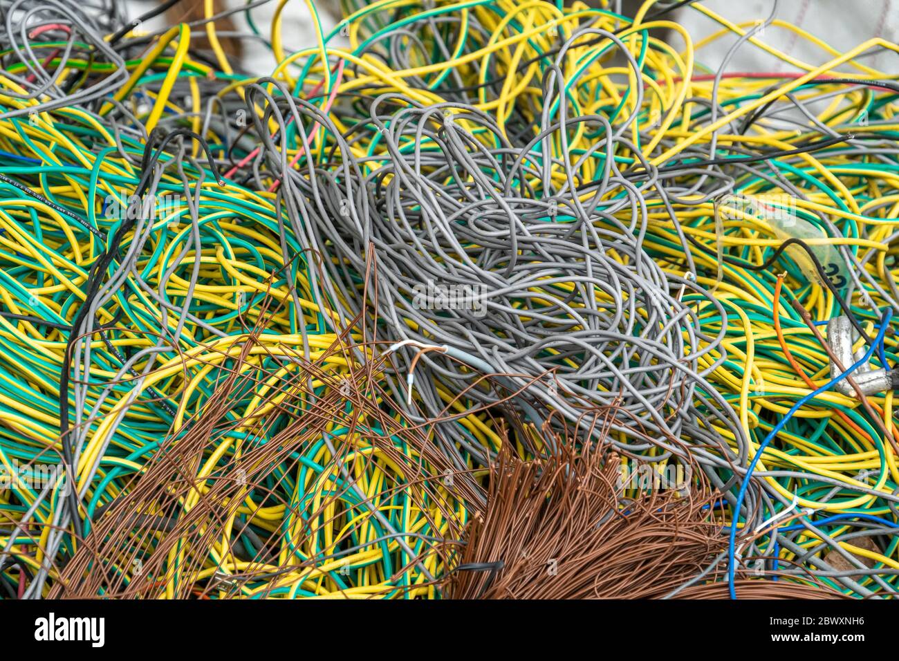 riciclaggio dei rottami di cavi elettrici per il rame Foto stock - Alamy