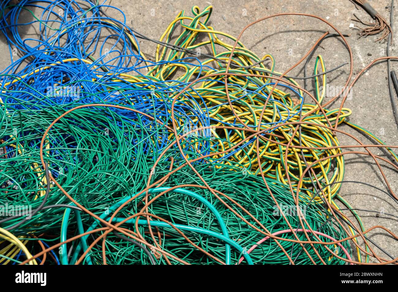 riciclaggio dei rottami di cavi elettrici per il rame Foto Stock