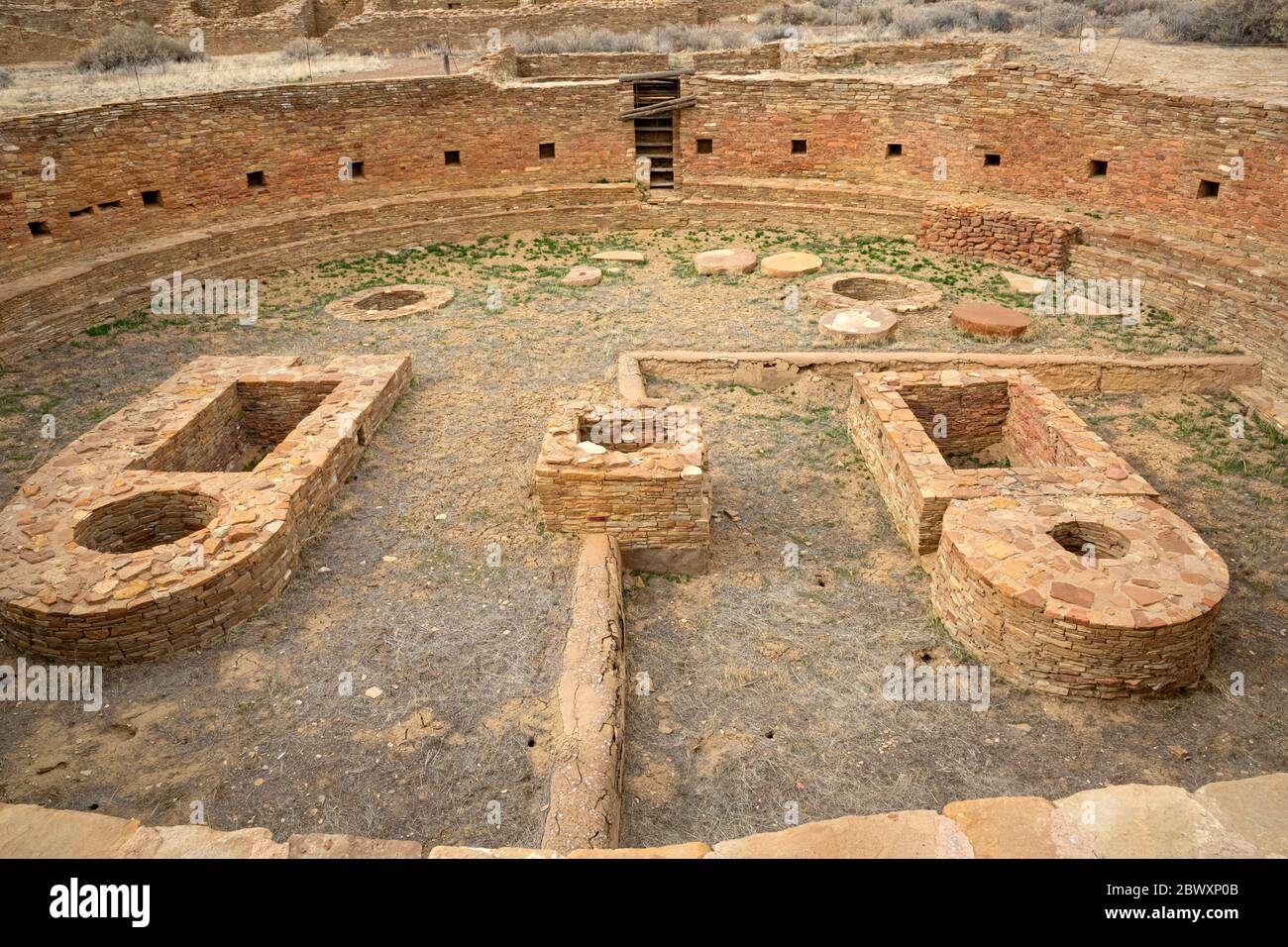 NM00444-00...NUOVO MESSICO - UNA grande kiva nelle rovine della grande casa Chetro Ketl ora conservata al Chaco Cultural National Historical Park. Foto Stock