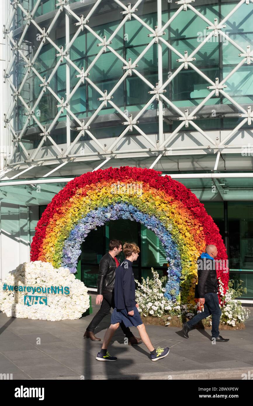 NHS Rainbow fuori UCLH, Londra, Regno Unito Foto Stock