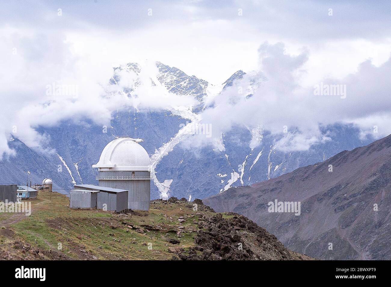 Un bellissimo paesaggio di montagna. Osservatorio sulla vetta di Terskol. Caucaso settentrionale. Russia. Le nuvole. ghiacciaio sette. Monte Donguz orun Foto Stock