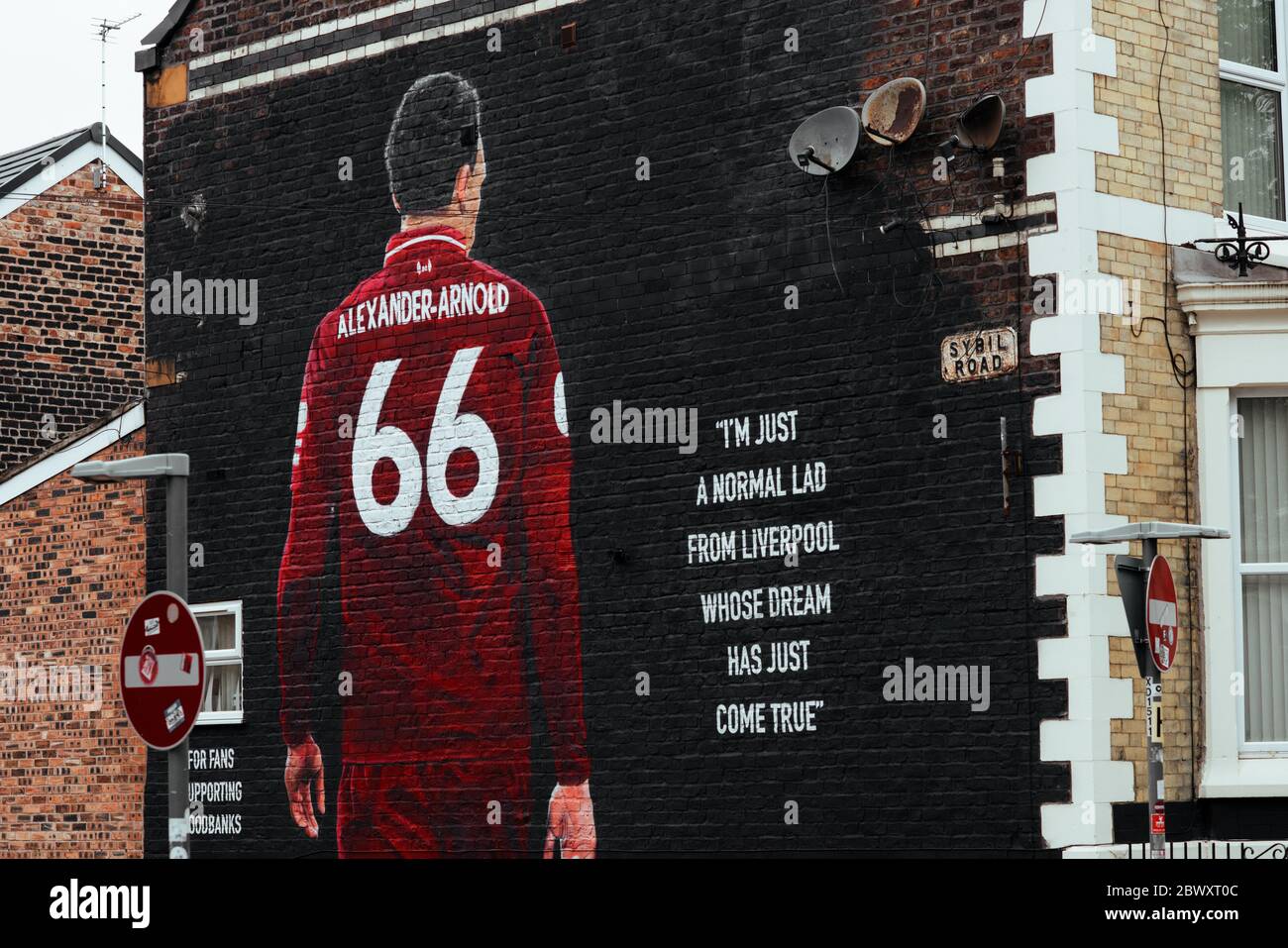 Murale Trent Alexander Arnold dell'artista francese di graffiti AKSE p19. Sybil Road, Anfield, Liverpool. Foto Stock