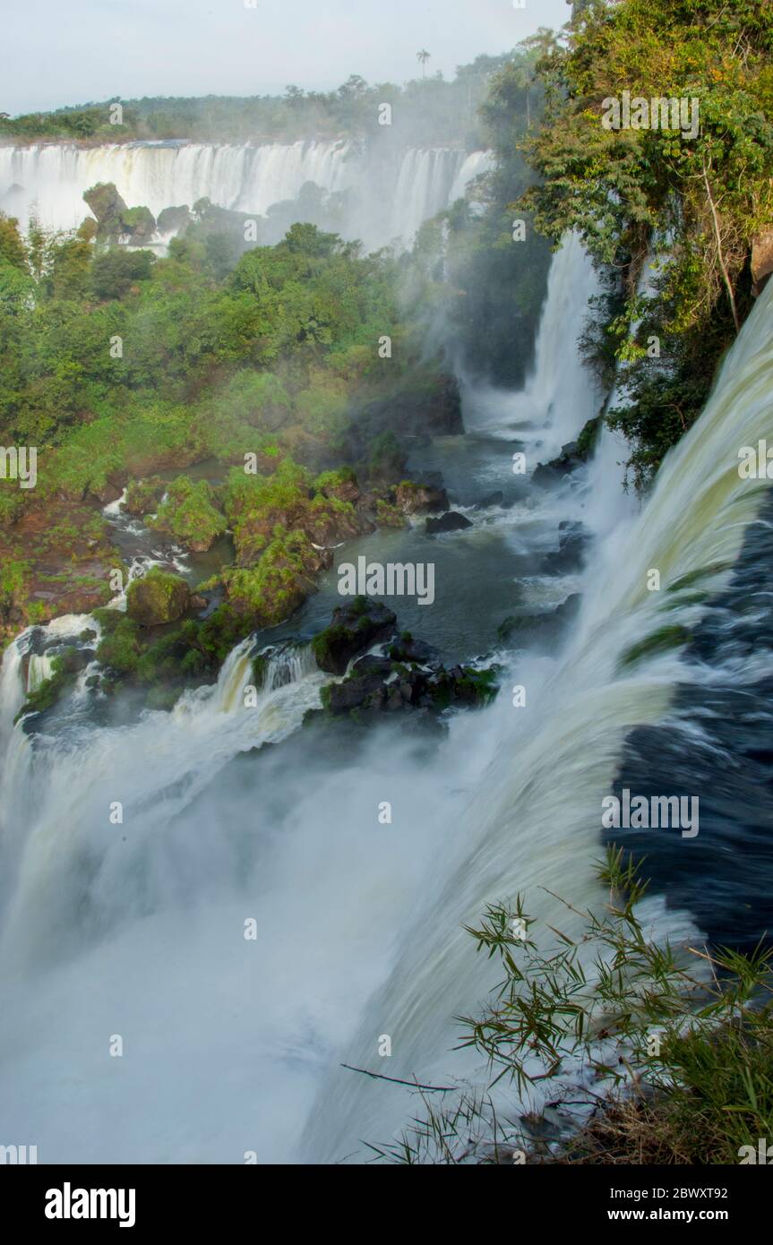 Vista delle cascate delle cascate di Iguassu sul lato argentino del Parco Nazionale di Iguassu. Foto Stock