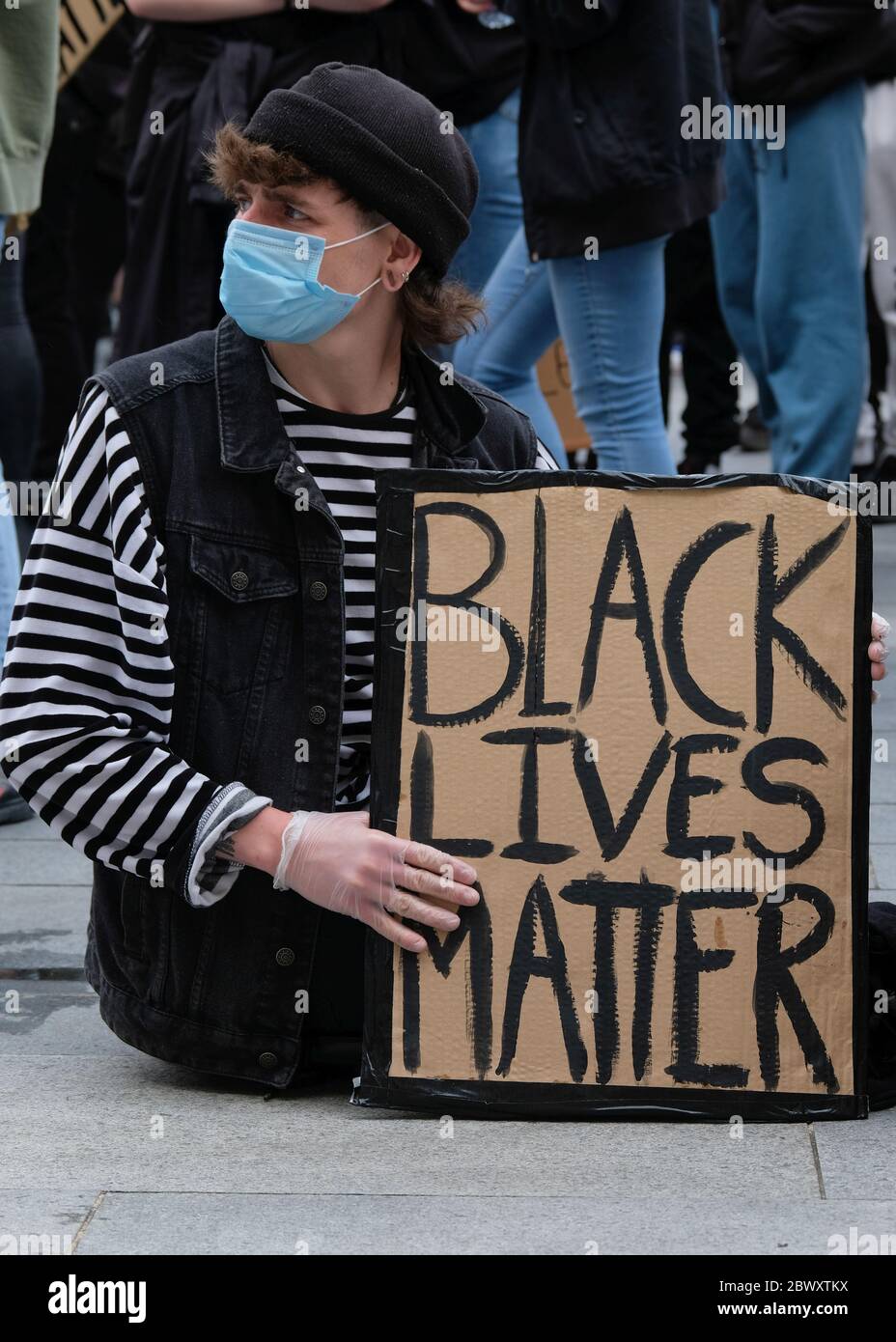 Southampton, Hampshire, Regno Unito. 3 Giugno 2020 . Protetore con maschera e segno seduto in solidarietà sui passi di guildhall a sostegno del movimento Black Lives Matter e George Floyd che è stato assassinato dalla polizia negli Stati Uniti. Southampton, Hampshire, UK Credit: Dawn Fletcher-Park/Alamy Live News Foto Stock