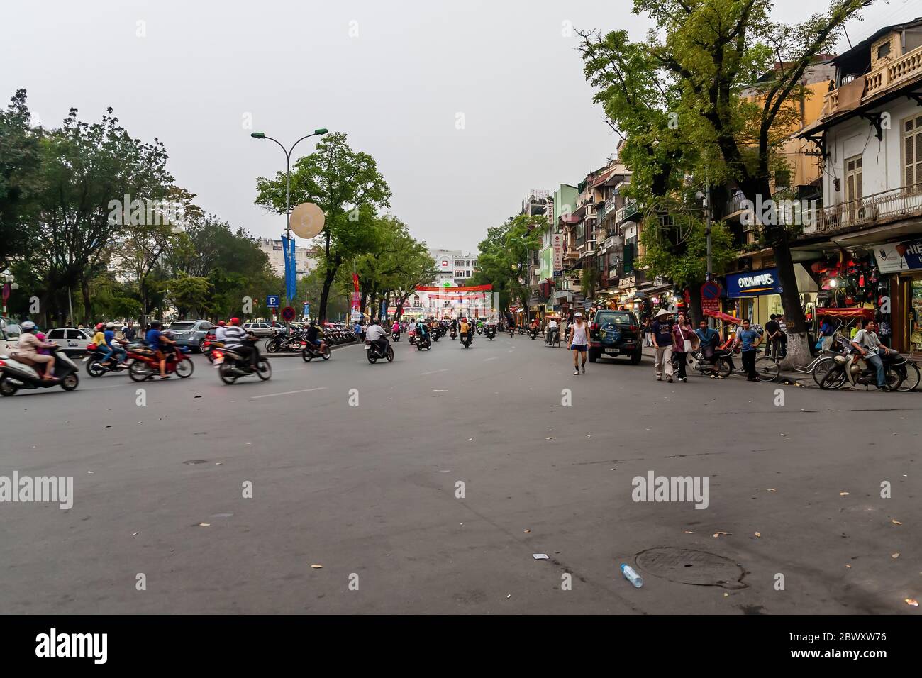 Dihn Tien Hoang Street, una strada nella popolare area turistica e centro storico di Hanoi vicino al lago Hoan Kiem Foto Stock