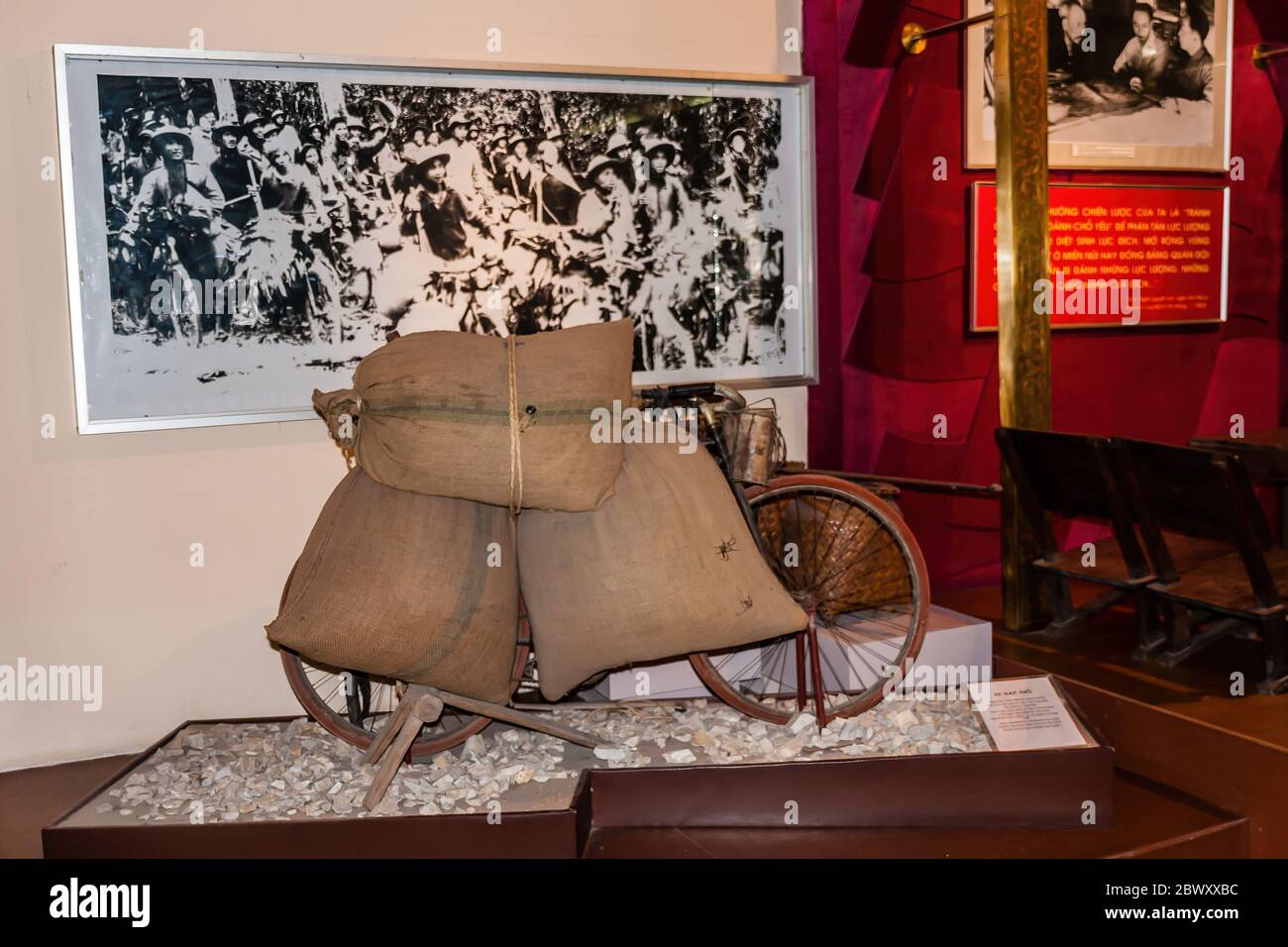 Una bicicletta da carico con borse in mostra nel Museo di Storia militare del Vietnam, Hanoi Foto Stock