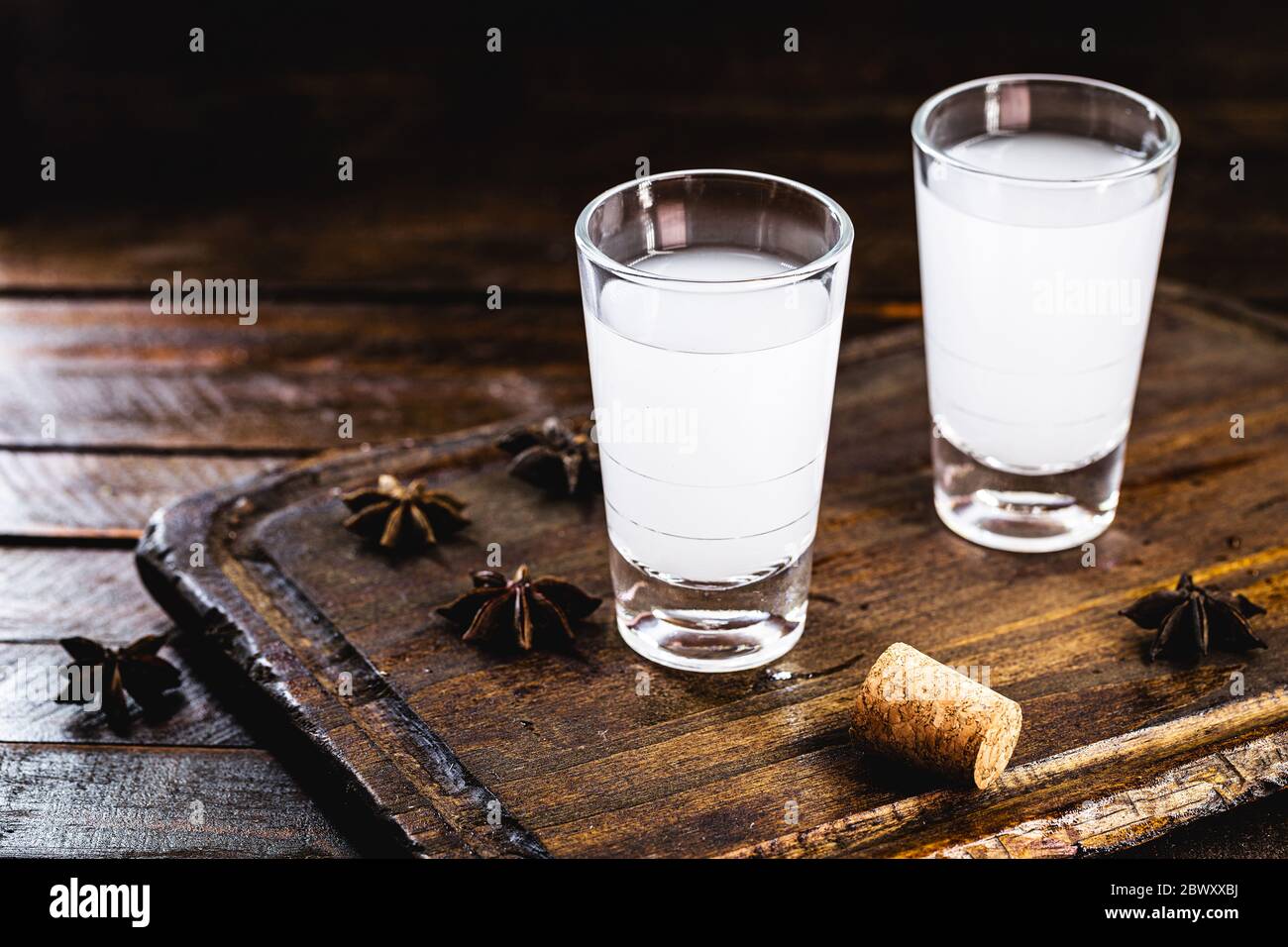 Uzo, noto anche con l'ortografia ouzo, è una bevanda alcolica greca a base di anice. In Brasile è conosciuto come Fogo-Paulista. Foto Stock