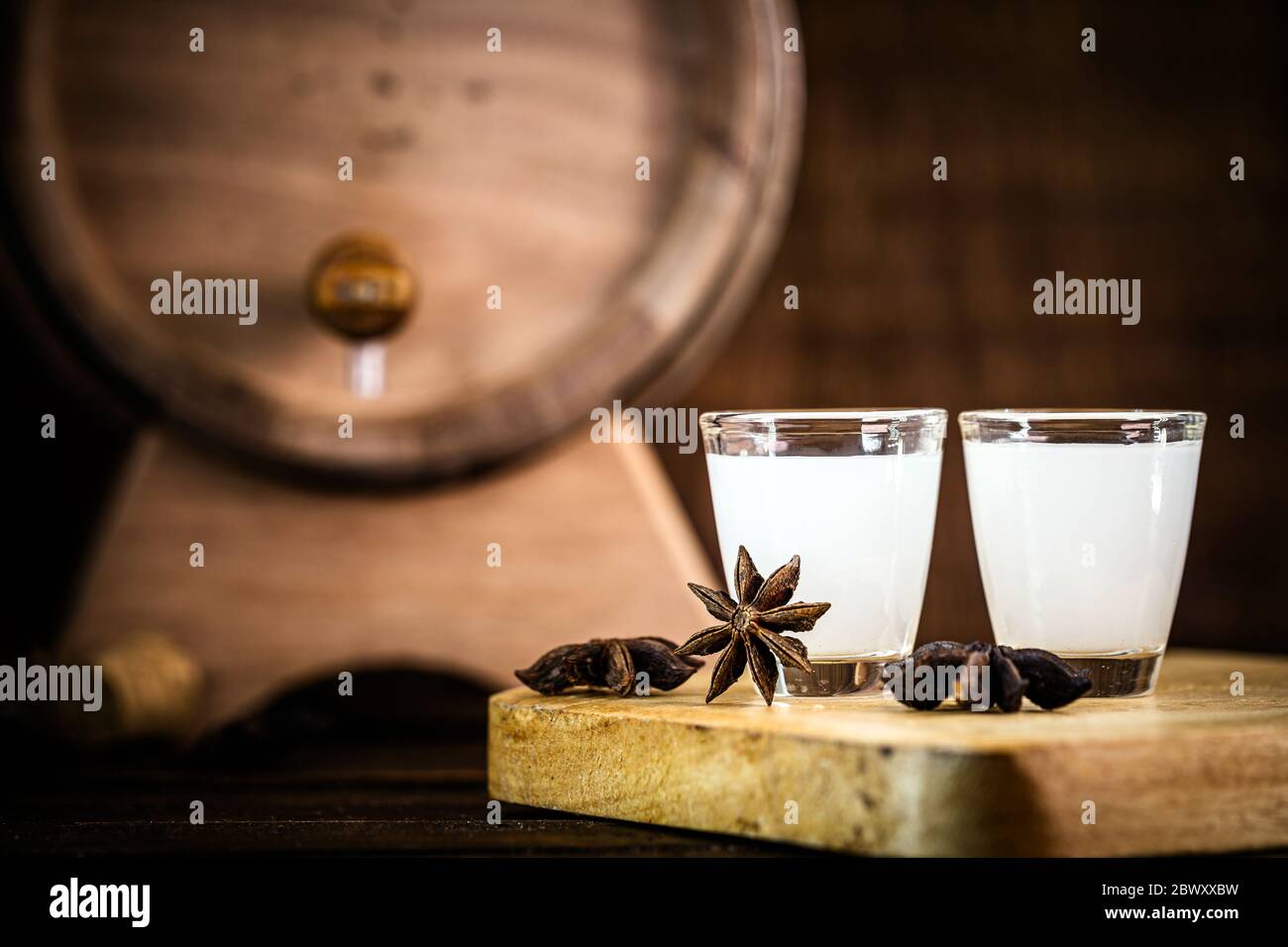 Anice stellato rustico, utilizzato nelle bevande dure. Messa a fuoco spot, spazio per il testo. Foto Stock